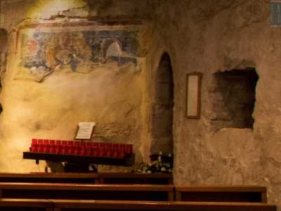 Ma dove visse l�eremita nei suoi anni di permanenza qui? Il prete ci indica un arco e una finestrella semi-murati che affacciano su uno stretto cunicolo: il luogo dove quasi mille anni fa il santo pass� gli ultimi suoi giorni